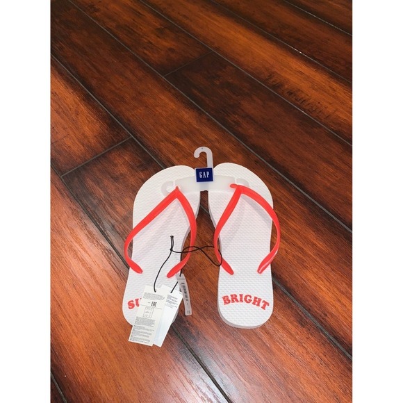 NWT GAPTRAVEL  Women's Flip Flops white & RED SANDALS Size 6 RETAIL $18 - Picture 1 of 4